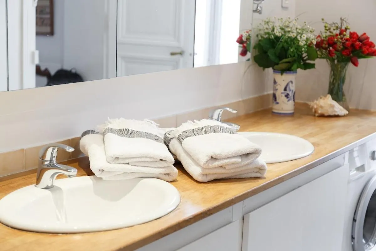 Mon Amour - Vrai Appartement Parisien - Paris Centre- Cosy Modern & Comfort - Free Travel Guide - Offre Speciale Famille - Special Offer 0*,  France